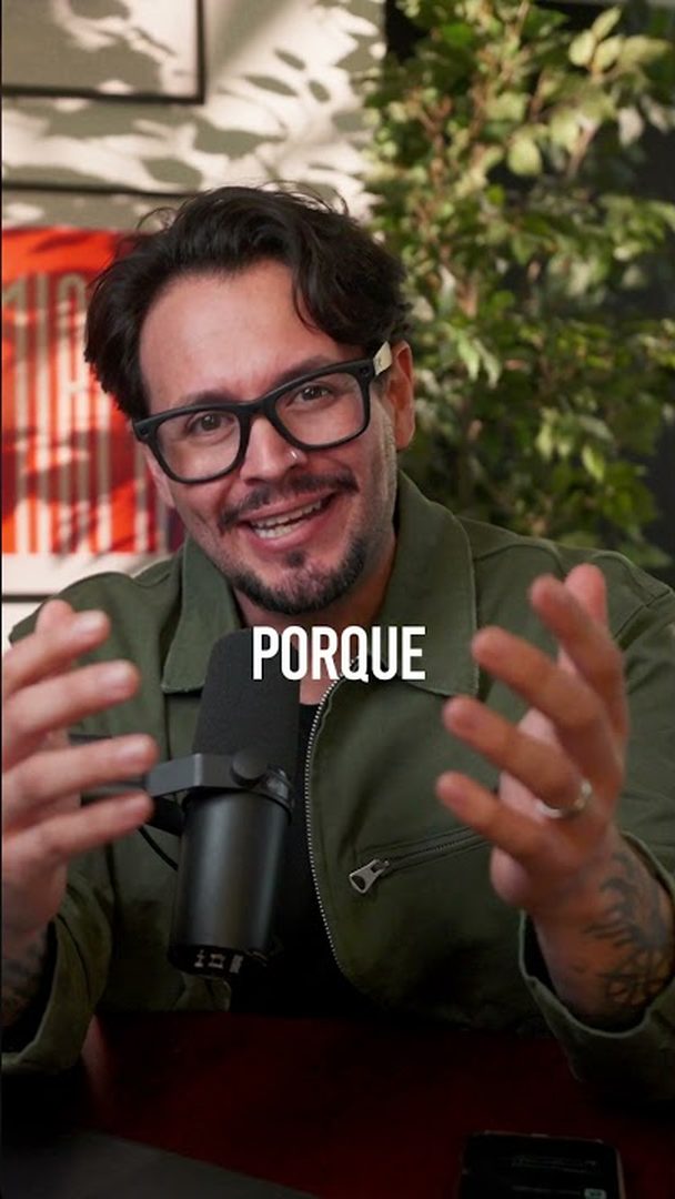 Fotograma de un reel: un hombre hablando a cámara frente a un micrófono de podcast