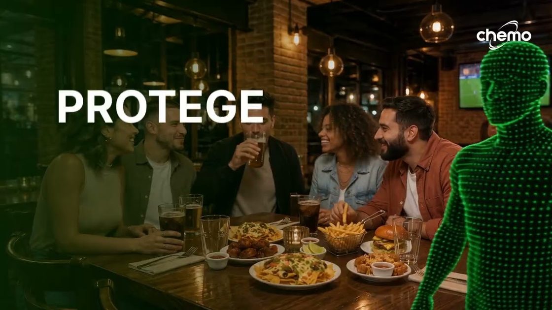 Fotograma de un spot publicitario producido con el sistema: comensales en un bar y una figura de partículas verdes